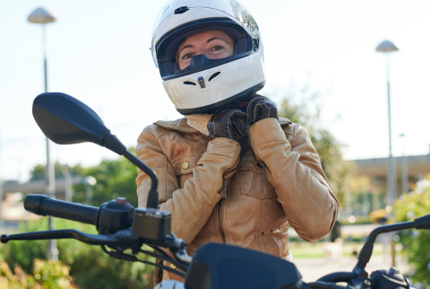 Cuida tu vida en la vía: La importancia del casco  para motociclistas