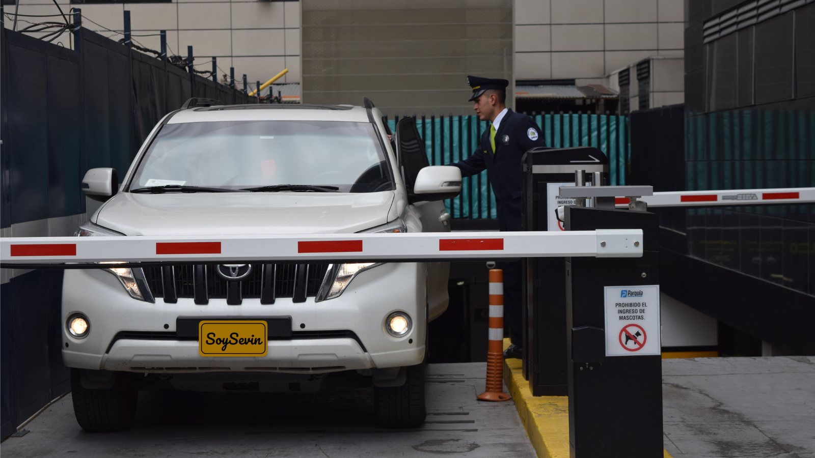 Refuerce el control de acceso y valide siempre a quien ingresa